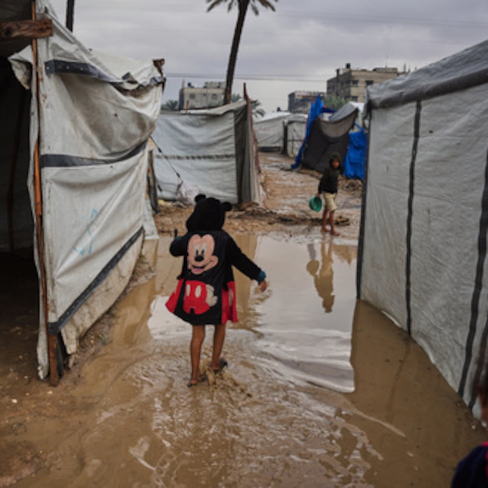 Las fuertes lluvias del invierno han dejado a los palestinos desplazados chapoteando en el agua que les llega a los tobillos, y culpando tanto a Israel como a Hamás de la miseria que sigue existiendo a pesar del alto el fuego.