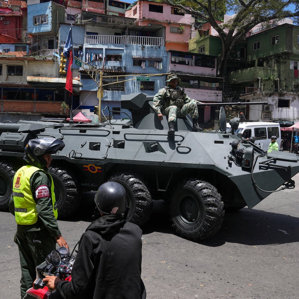 Un soldado se sienta en un vehículo blindado durante ejercicios militares en Caracas, Venezuela, el sábado 20 de septiembre de 2025. (Foto AP/Ariana Cubillos)