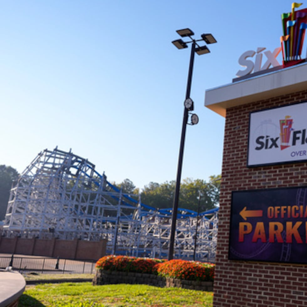Six Flags Entertainment Corporation cerró temporalmente nueve montañas rusas en seis parques de diversiones.