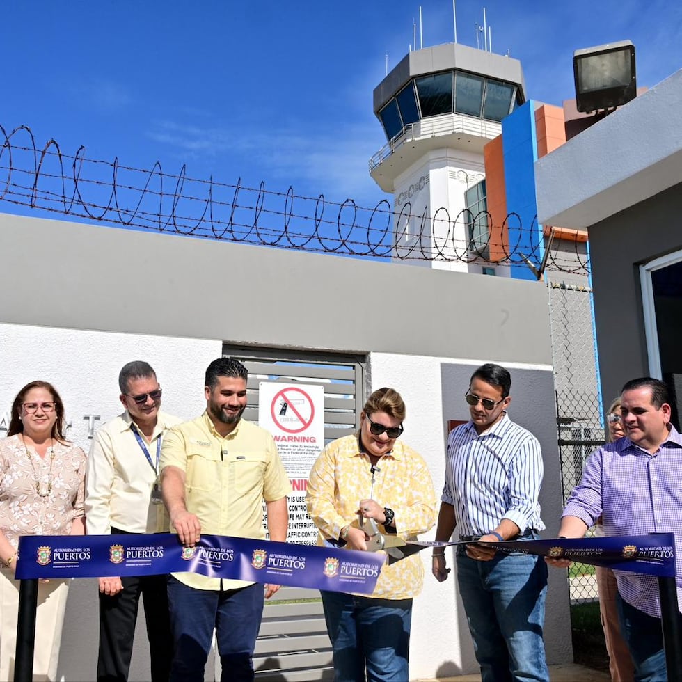 La gobernadora Jenniffer González (centro) inauguró este sábado la torre de control del aeropuerto internacional Rafael Hernández, en Aguadilla.