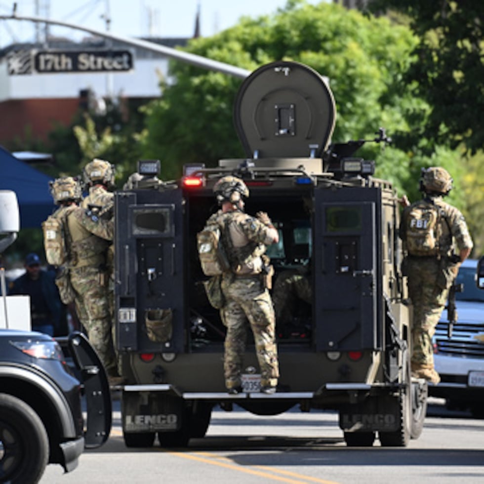 Agentes del FBI responden después de que un hombre se atrincherara dentro de un edificio con rehenes.