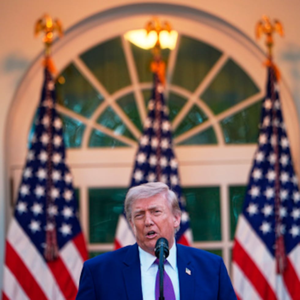 Trump, vestido con una corbata burdeos, un traje de chaqueta azul y posando sus manos sobre un ejemplar de la Biblia, recitó en su video el pasaje bíblico Crónicas 7:11-22, donde Dios se le aparece al rey Salomón después de que este construya un templo en su honor.
