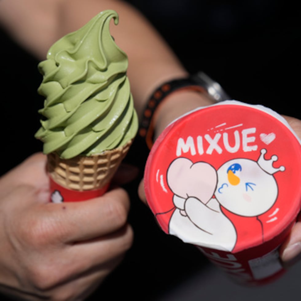 Mixue, una de las cadenas de comida rápida más grandes del mundo, con más de 53,000 establecimientos, inauguró sus tres primeros locales en Estados Unidos en diciembre.