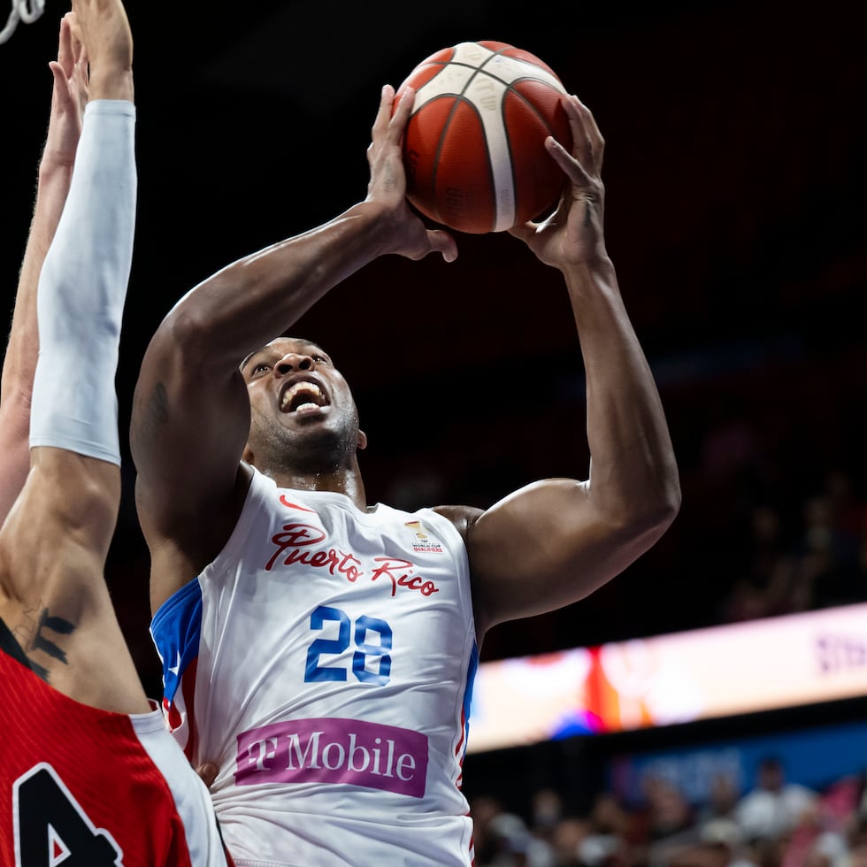 Ismael Romero ataca el canasto ante Canadá.