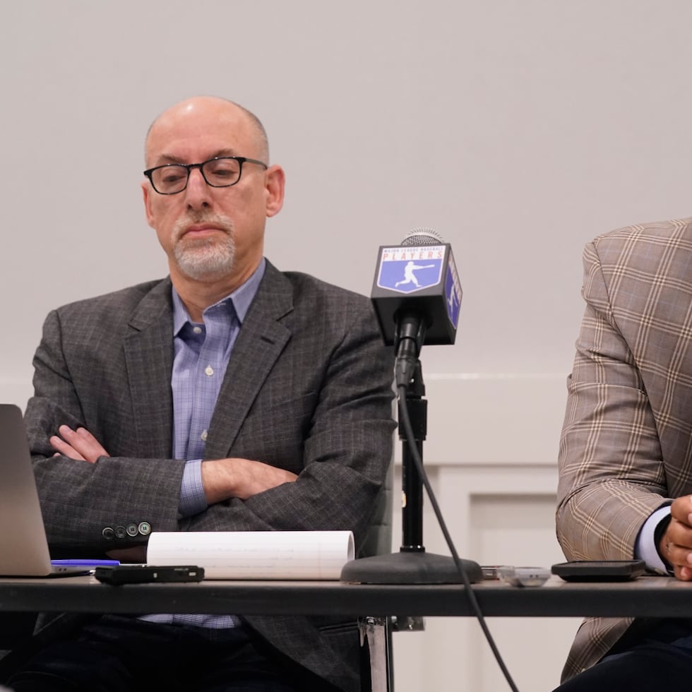 En la foto, el ahora expresidente del sindicato de peloteros Tony Clark (derecha) y el jefe negociador Bruce Meyer.