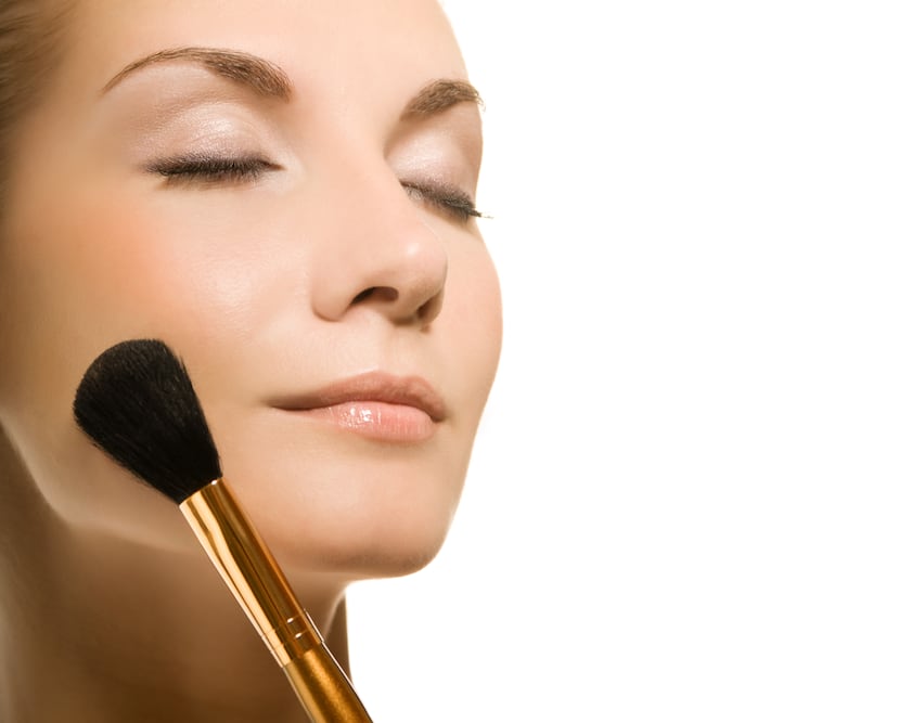 No te maquilles en exceso y opta por un maquillaje más natural y difumina bien los cosméticos que apliques, menciona el maquillista Charlie Vázquez. (Archivo)