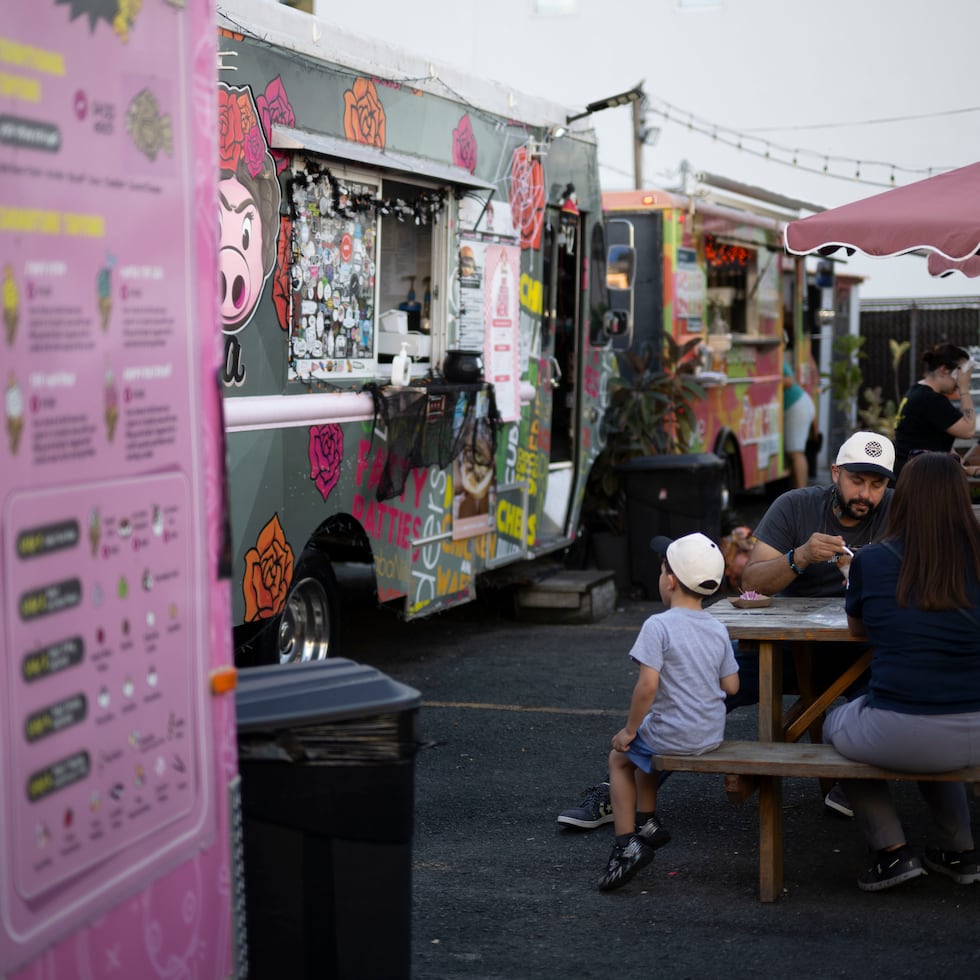 El Miramar Food Truck Park está localizado en la avenida Ponce de León en Santurce.