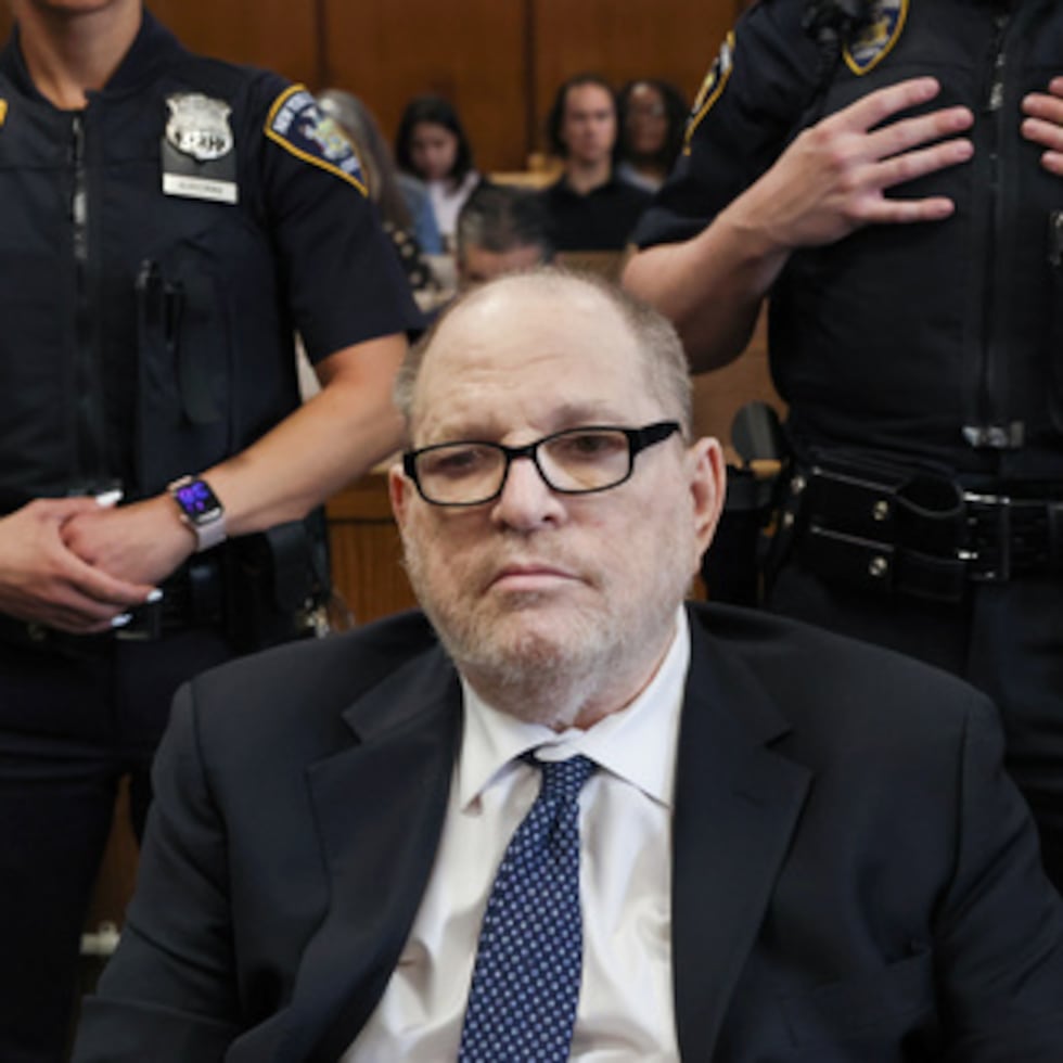 Harvey Weinstein, de 74 años, apenas reaccionó cuando fue conducido fuera del tribunal, pero sus abogados dijeron más tarde que estaba satisfecho con el resultado.
