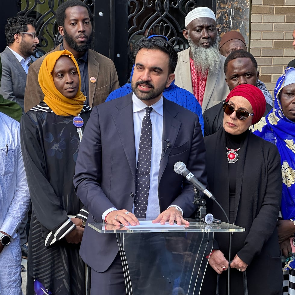 Zohran Mamdani, candidato demócrata a la alcaldía de Nueva York, habla en la mezquita del Centro Cultural Islámico del distrito del Bronx, el viernes 24 de octubre de 2025, en Nueva York.