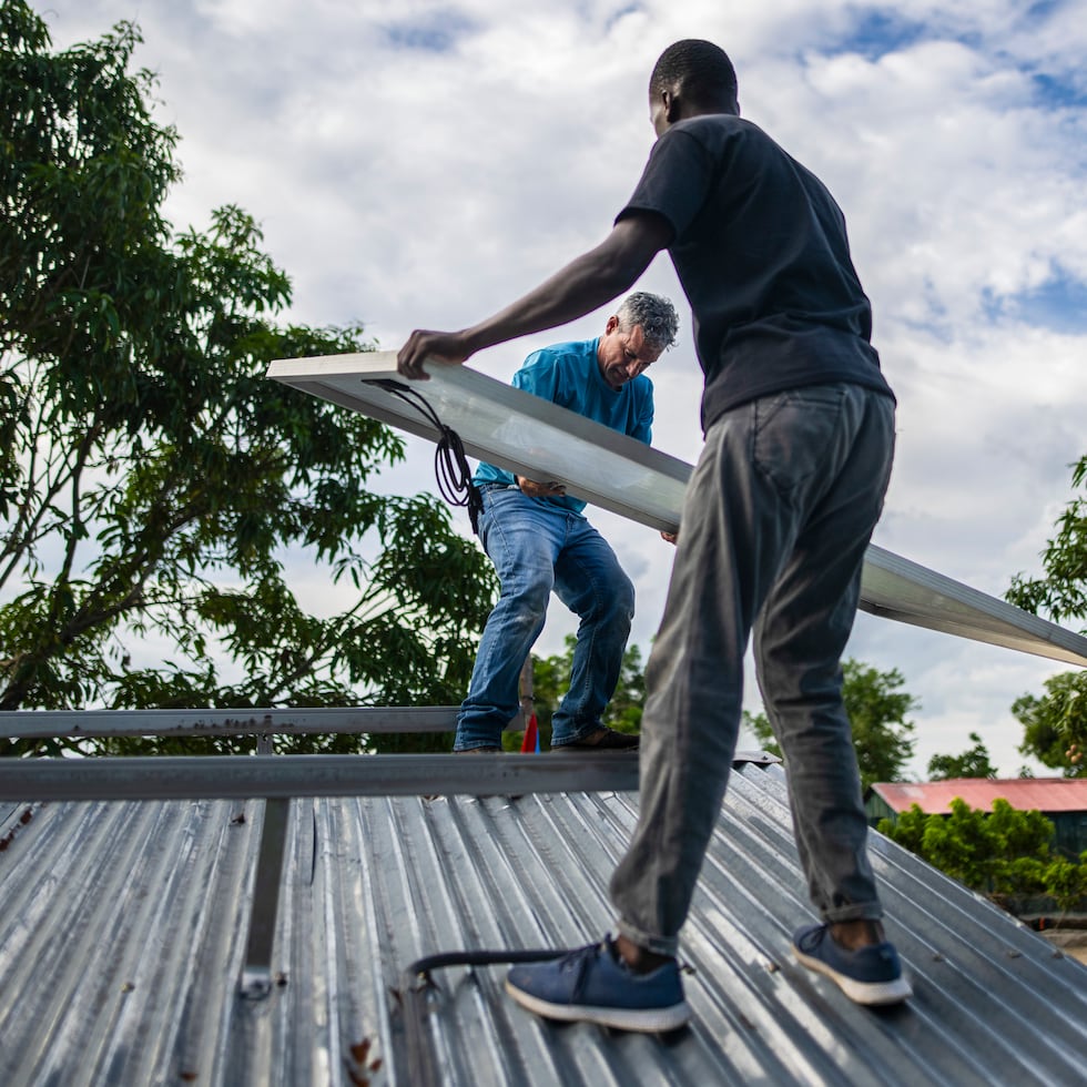 Cuando un abonado instala un sistema de energía solar y pide acceso al programa de medición neta, puede convertir en créditos la energía que no consume durante el día, señala Daniel Hernández.