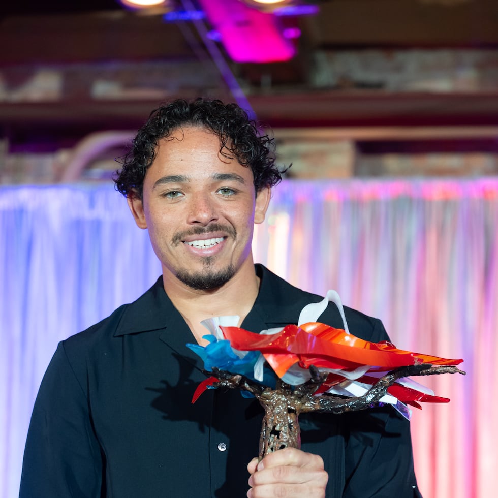 Anthony Ramos con el National Ceiba Award.