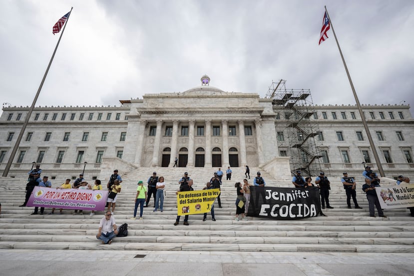 En el lado sur del Capitolio, hubo una protesta de cerca de una treintena de manifestantes.