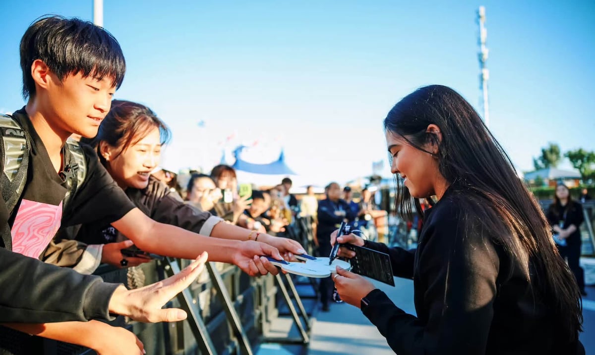 Adriana Díaz recibe bienvenida de fanáticos en torneo de tenis de mesa en China