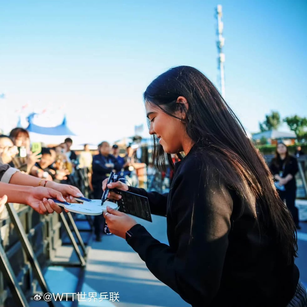 Adriana Díaz firma autógrafos en China.