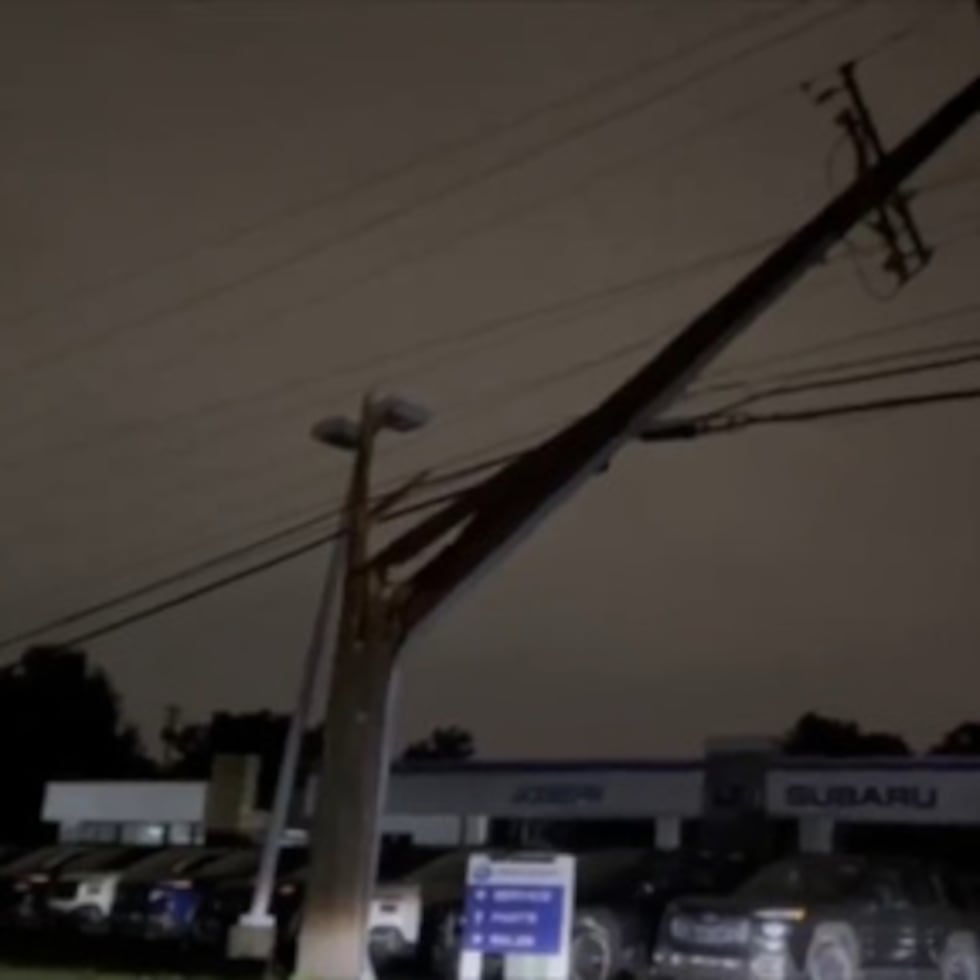 Esta imagen extraída de un vídeo grabado por WCPO-TV muestra un poste eléctrico dañado por la tormenta en Florence, Kentucky.