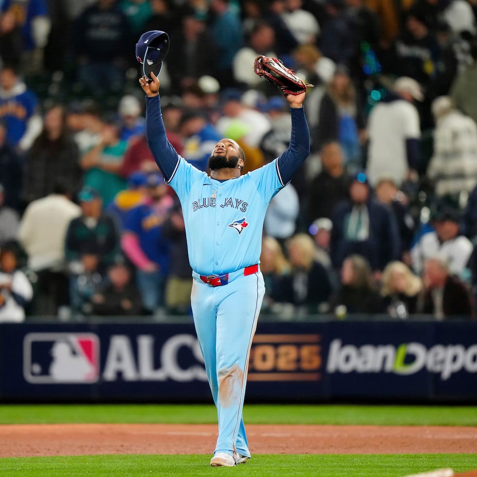 El dominicano Vladimir Guerrero Jr., de los Blue Jays de Toronto, festeja luego del último out en el tercer juego de la Serie de Campeonato de la Liga Americana ante los Mariners de Seattle, el miércoles 15 de octubre de 2025 (Frank Gunn/The Canadian Press via AP)