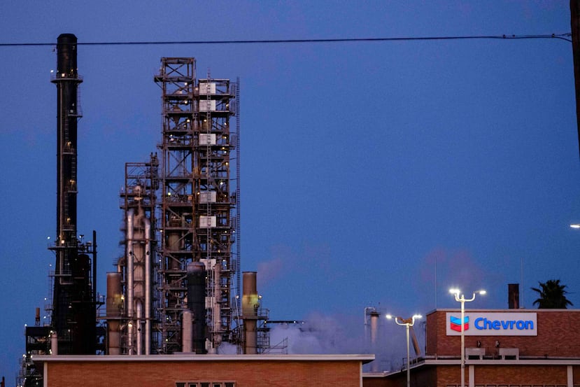 Una vista de una refinería de Chevron en Pascagoula, Mississippi. (EFE)
