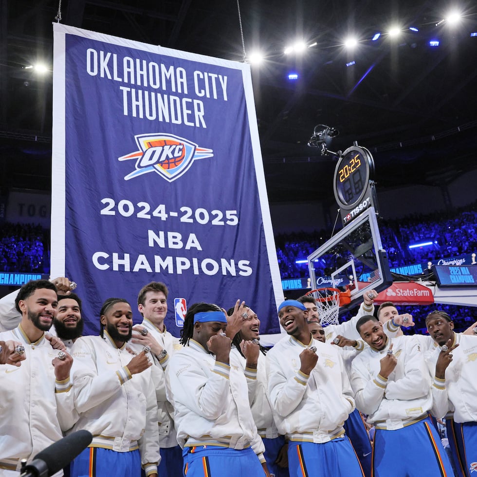 El Thunder posa con sus anillos y el banderín de campeonato.