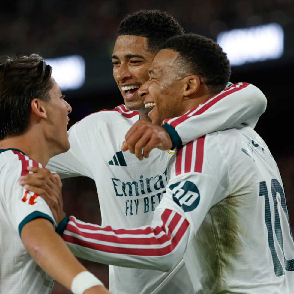 Kylian Mbappé, del Real Madrid (derecha), celebra junto a sus compañeros Arda Güler (izquierda) y Jude Bellingham.