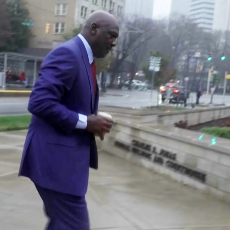 Michael Jordan se apersona al tribunal federal para testificar en un caso antimonopolio de NASCAR, el viernes 5 de diciembre de 2025, en Charlotte. (AP Foto)