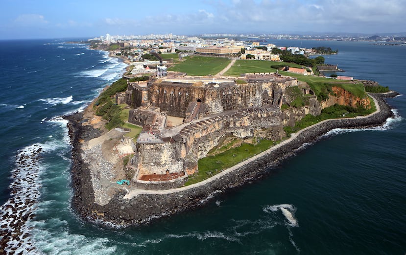 Vista aérea hacia el Castillo San Felipe del Morro en la entrada a la Bahía de San Juan.