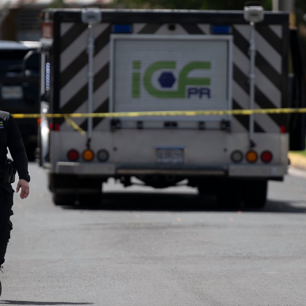 El cuerpo fue hallado en estado de descomposición y la Policía indicó que no había puertas forzadas ni indicios de violencia.
