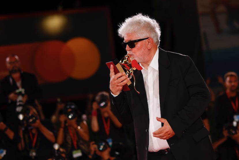 Pedro Almodóvar, ganador del León de Oro a la mejor película por "The Room Next Door", posa para los fotógrafos durante la ceremonia de clausura de la 81ª edición del Festival de Cine de Venecia.