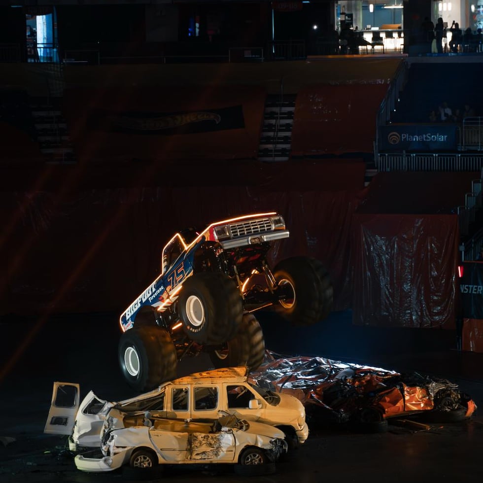 Hot Wheels Monster Trucks Live Glow-N-Fire integra luces y efectos especiales en la presentación de camiones gigantes.