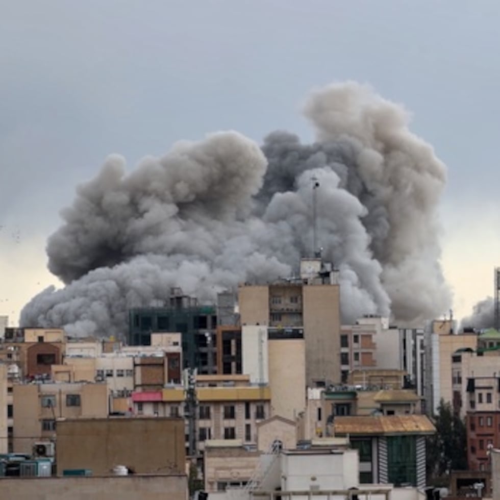 En tres semanas, Estados Unidos ha desembolsado a razón de $1.9 billones diarios en su ofensiva junto a Israel contra Irán, escribe Silverio Pérez. Vista de una explosión asociada a bombardeos en Teherán, capital de Irán, el lunes 2 de marzo de 2026.