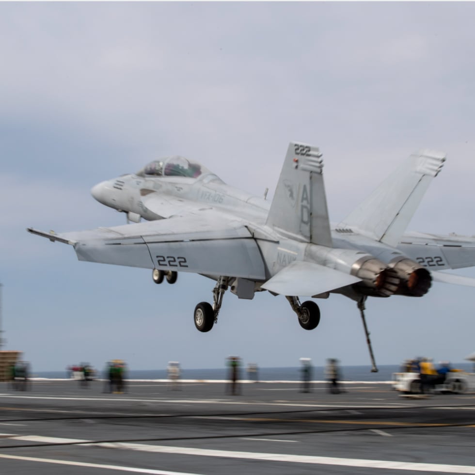 En la imagen, un avión F/A-18F Super Hornet despegando desde la cubierta de vuelo del USS Gerald R. Ford. La variante F es operado por dos personas: un piloto y un Operador de Armamentos y Radar, o WSO (Wisso).