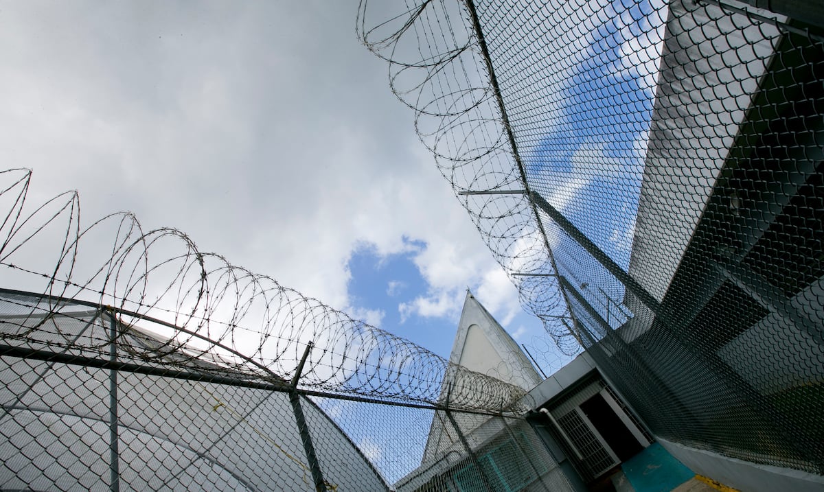 Caen ocho confinados en Bayamón: les radican 17 cargos por contrabando y sustancias controladas