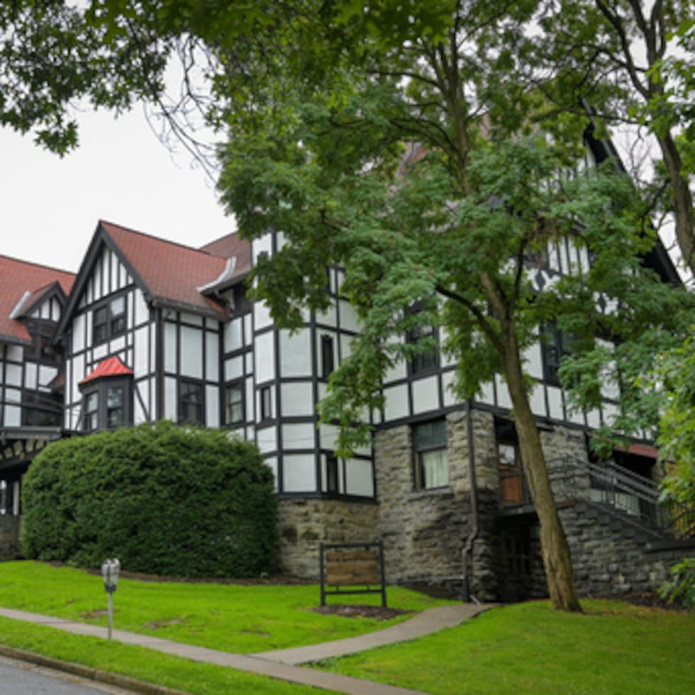 La sede de la fraternidad Chi Phi en la Universidad de Cornell, en Ithaca, donde una estudiante denunció que fue violada en noviembre de 2024.