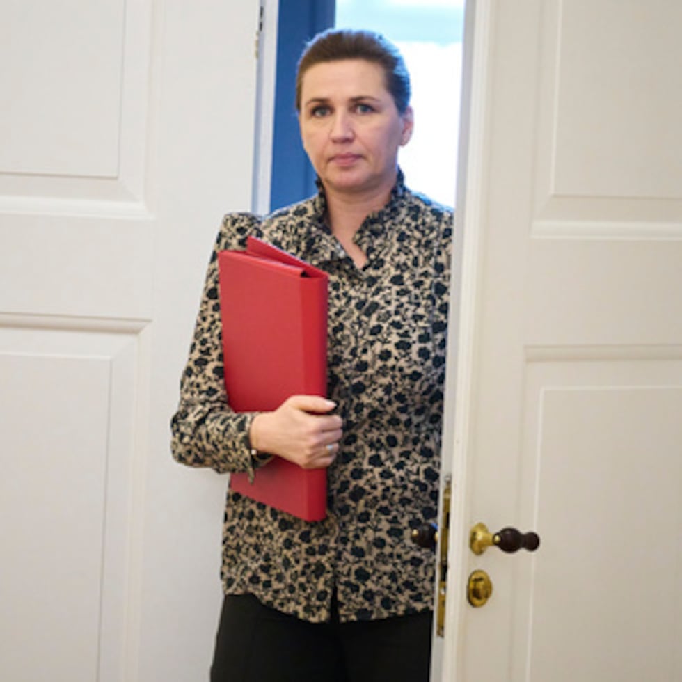 La primera ministra de Dinamarca, Mette Frederiksen, tras una reunión con el Comité de Política Exterior, en Christiansborg, Copenhague, Dinamarca.