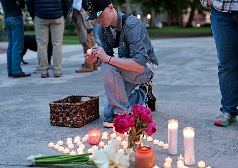 Kaeden Beck, de 16 años, deposita velas durante una oración vespertina y una vigilia en apoyo a las víctimas y sus familias afectadas por la implosión del tanque de Nippon Dynawave Packaging Co., en el parque R.A. Long en Longview, Washington, el martes 26 de mayo de 2026. (Karen Ducey/The Seattle Times vía AP)