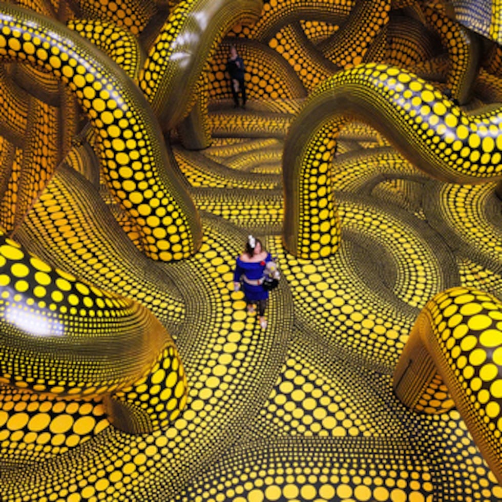 Un grupo de personas pasea por la obra de arte "Infinity Mirrored Room" durante un avance de la nueva gran exposición de la legendaria artista japonesa Yayoi Kusama en el Museo Ludwig de Colonia, el jueves 12 de marzo de 2026. (AP Photo/Martin Meissner)