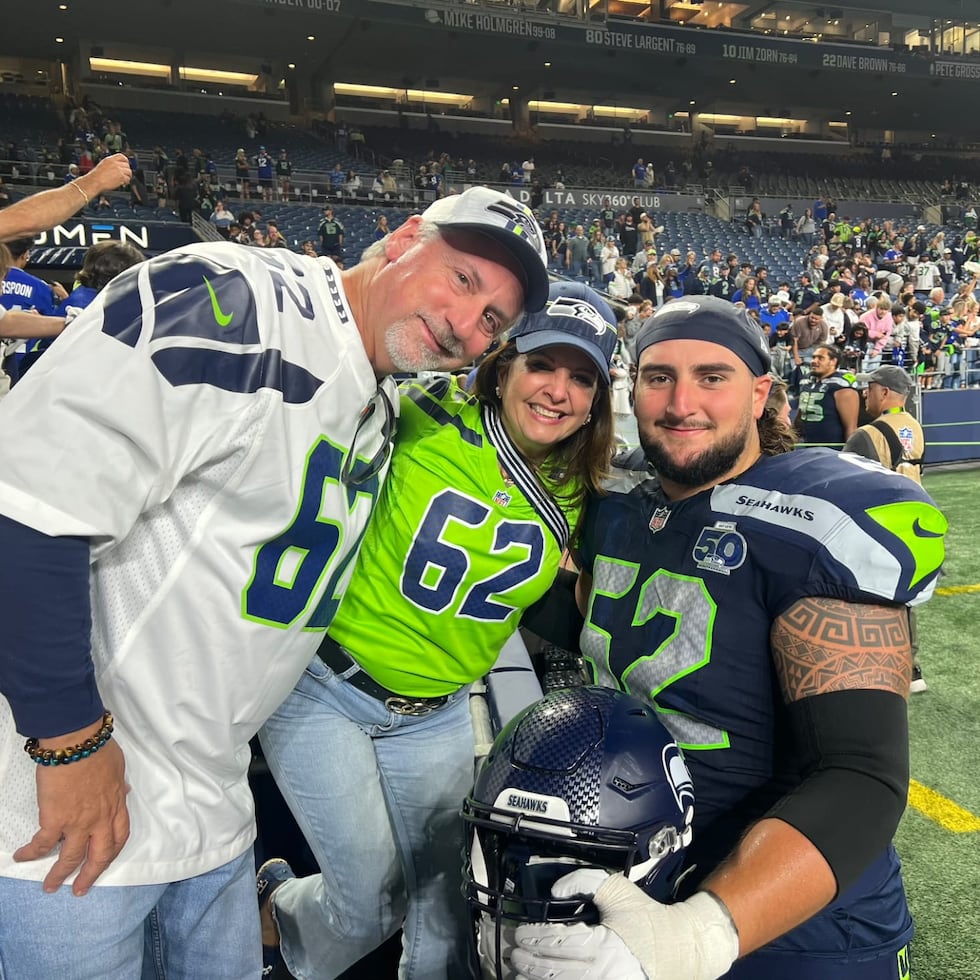 Federico Maranges junto a sus padres Camille y Federico posterior a un juego de pretemporada de los Seahawks de Seattle en el football de la NFL.