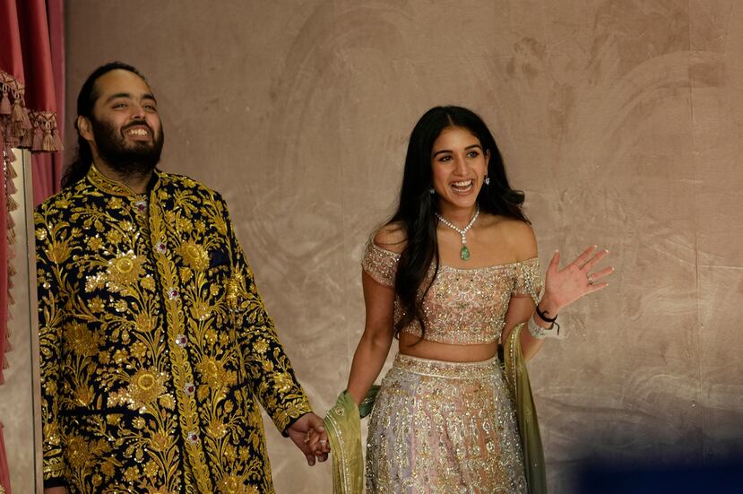 Anant Ambani, izquierda y Radhika Merchant en una ceremonia previo a su boda en Mumbai, India.