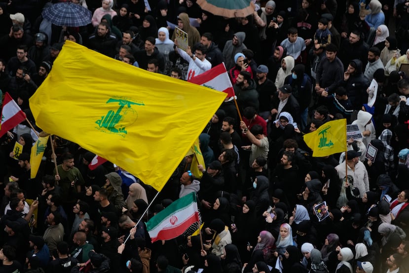 Manifestantes ondean banderas de Hezbolá e Irán durante una protesta contra el primer ministro libanés Nawaf Salam, frente al palacio de gobierno en Beirut, Líbano, el viernes 10 de abril de 2026. (Foto AP/Hussein Malla)