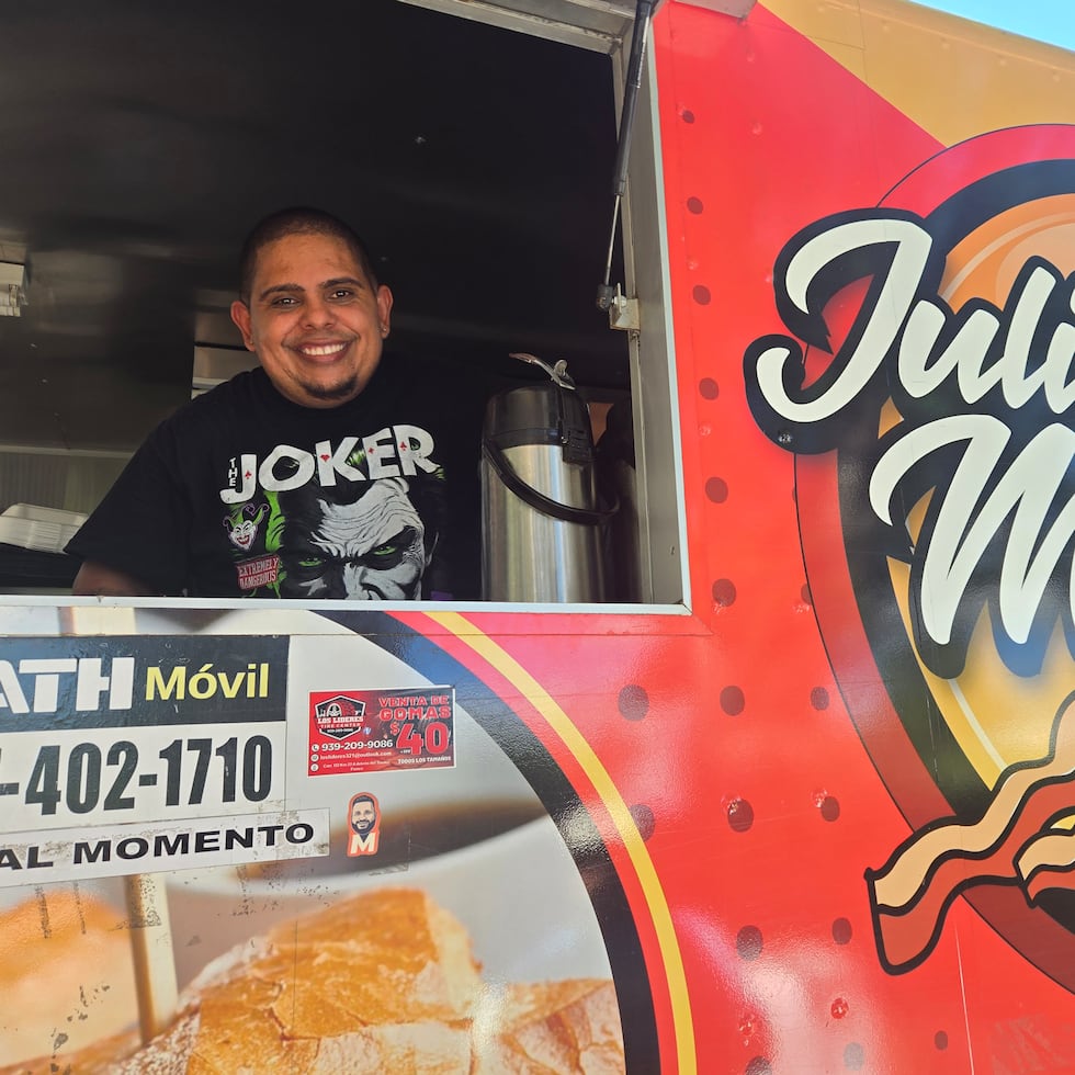Julio Enrique Morales Fontánez opera su ‘food truck’ de sándwiches y desayunos, bautizado Julio’s Mise en Place, en la carretera PR-132 de Ponce a Peñuelas.