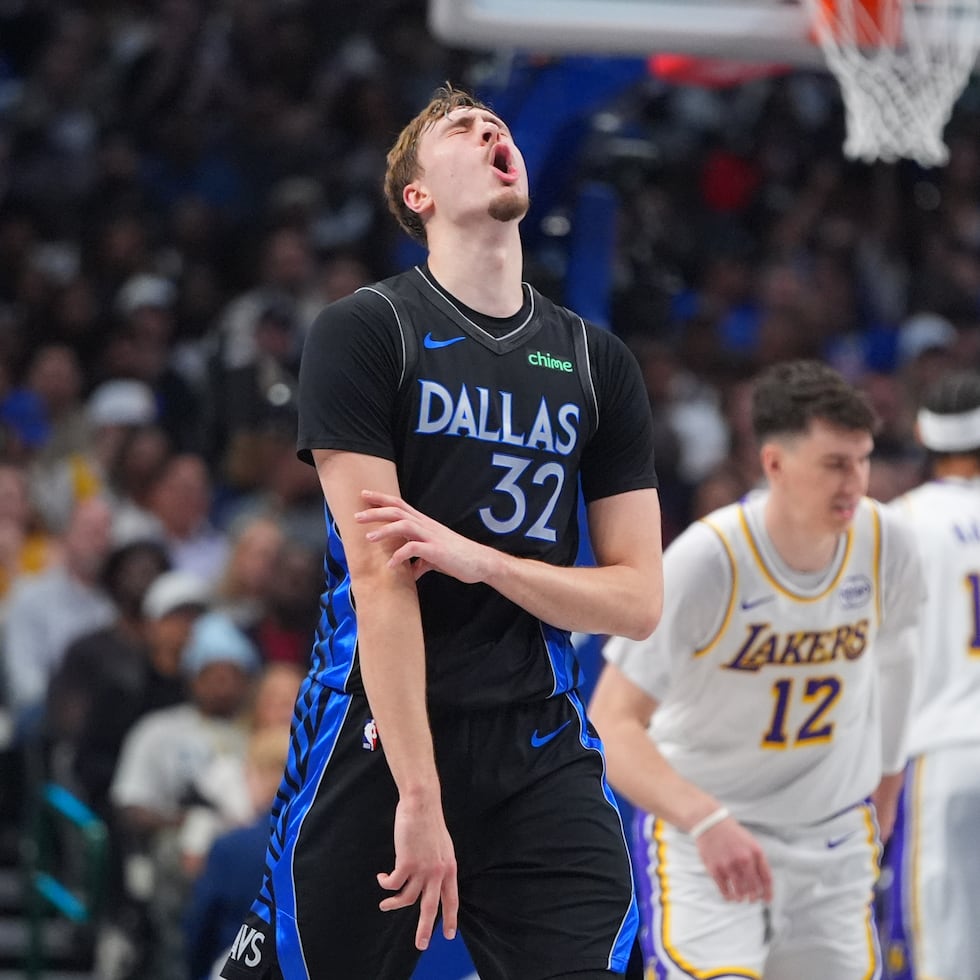Cooper Flagg reacciona tras anotar un canasto ante los Lakers.
