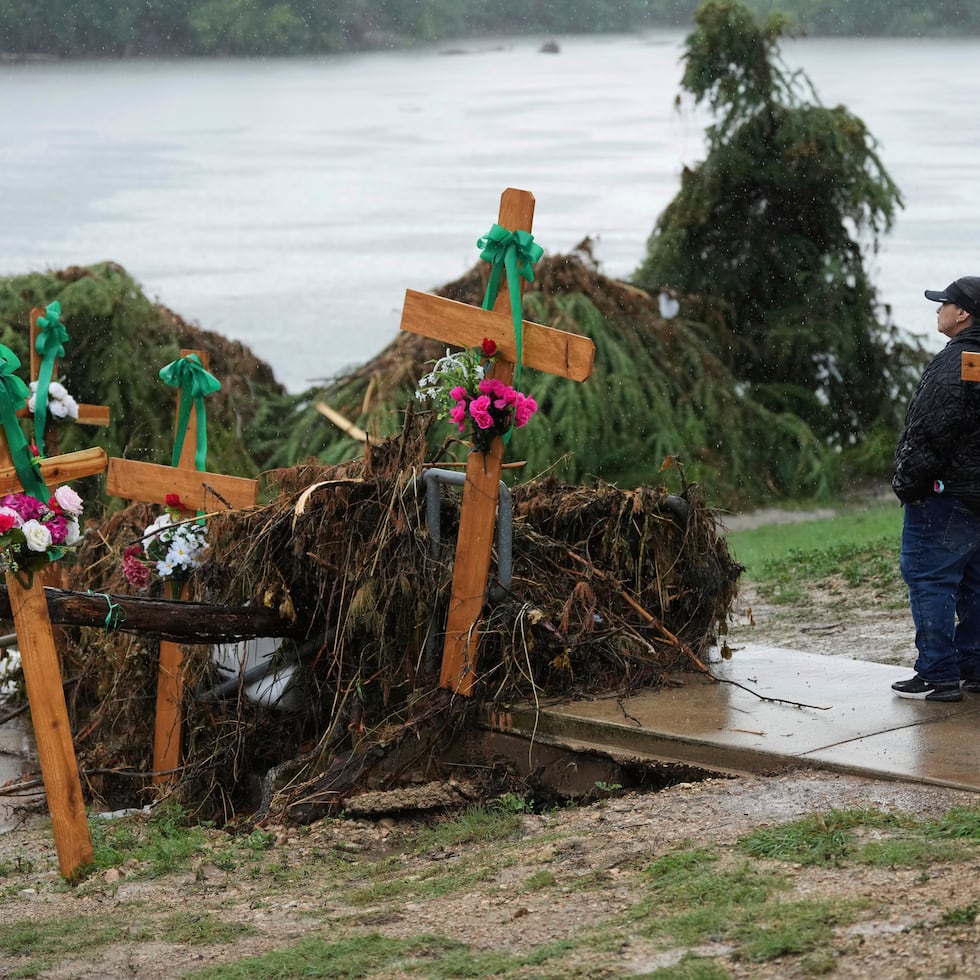 Las inundaciones causaron la muerte de al menos 136 personas en todo el estado durante el fin de semana festivo.