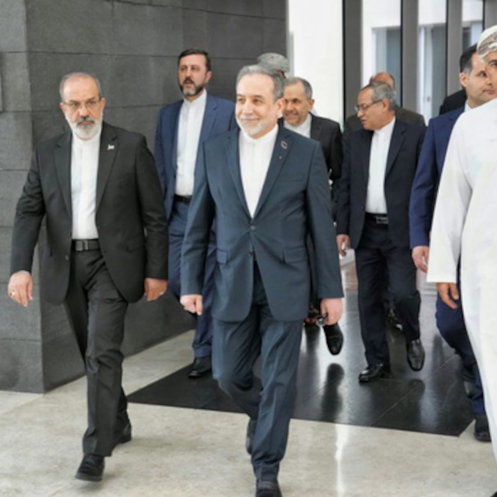 En esta foto difundida por el Ministerio de Asuntos Exteriores iraní, el ministro de Asuntos Exteriores iraní, Abbas Araghchi, en el centro, se dirige a la sede de las conversaciones entre Irán y Estados Unidos, en Mascate, Omán, el viernes 6 de febrero de 2026.