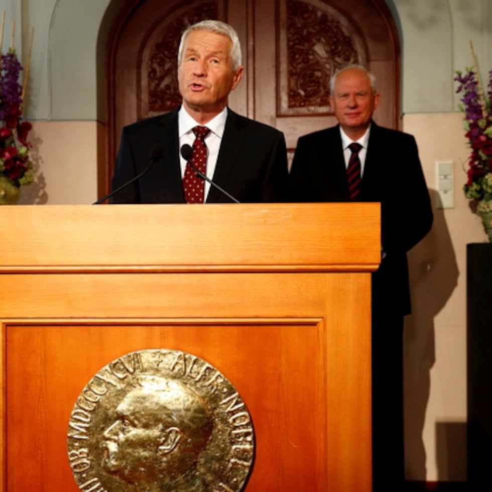 ARCHIVO - El presidente del Comité Noruego del Nobel, Thorbjorn Jagland, anuncia el ganador del Premio Nobel de la Paz, en el Instituto Nobel de Oslo, el viernes 11 de octubre de 2013. (Heiko Junge/NTB Scanpix vía AP, Archivo)