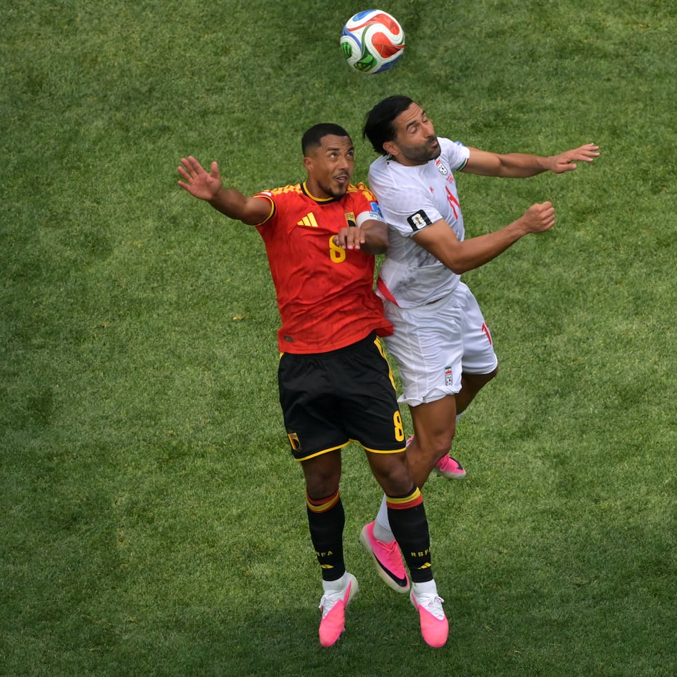 El belga Youri Tielemans (8) y el iraní Saman Ghoddos (14) se disputan un balón durante su partido por el Grupo G del Mundial entre Bélgica e Irán.
