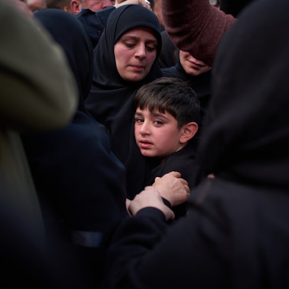 Mohammed, de 8 años, llora junto al ataúd de su padre, Hussein Makkah, durante el funeral de los 13 agentes de seguridad del Estado muertos en un ataque israelí en la ciudad costera libanesa de Sidón.