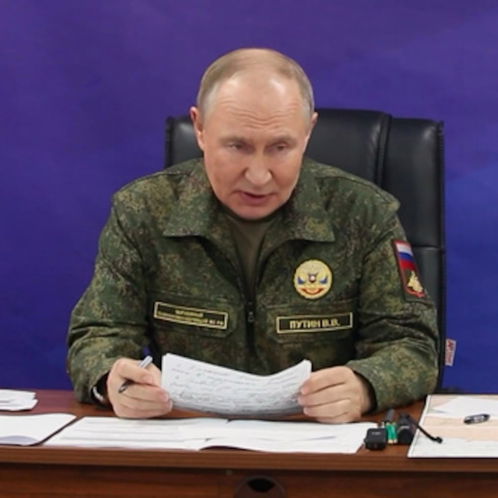 Putin visita puesto de mando de las Fuerzas Conjuntas.