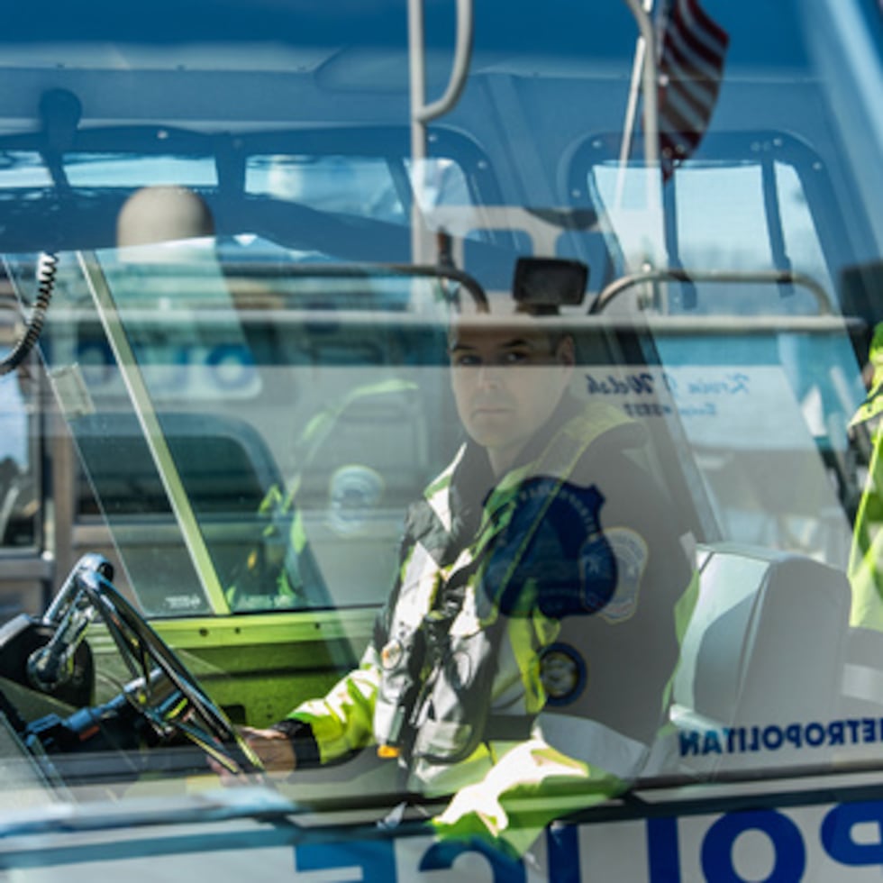 El buzo del Departamento de Policía Metropolitana Robert Varga posa para un retrato, el jueves 22 de enero de 2026, en Washington. (AP Photo/Julia Demaree Nikhinson)