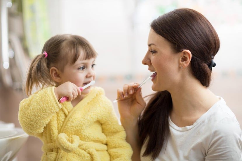 Los padres deben ayudar y supervisar a sus hijos a cepillarse hasta que el niño pueda cepillar sus dientes solo adecuadamente. (Shutterstock)