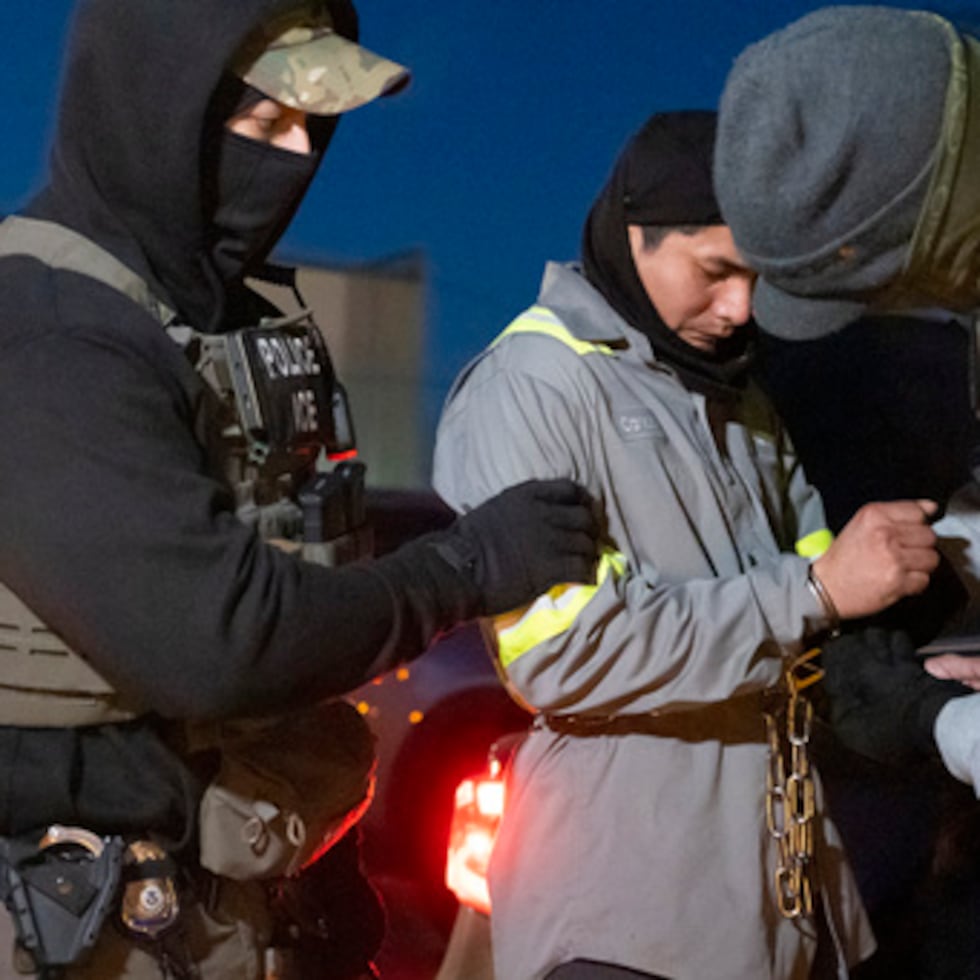 Agentes de ICE encadenan a un detenido en Maryland. La imagen ha generado controversia sobre las prácticas de inmigración en Estados Unidos.