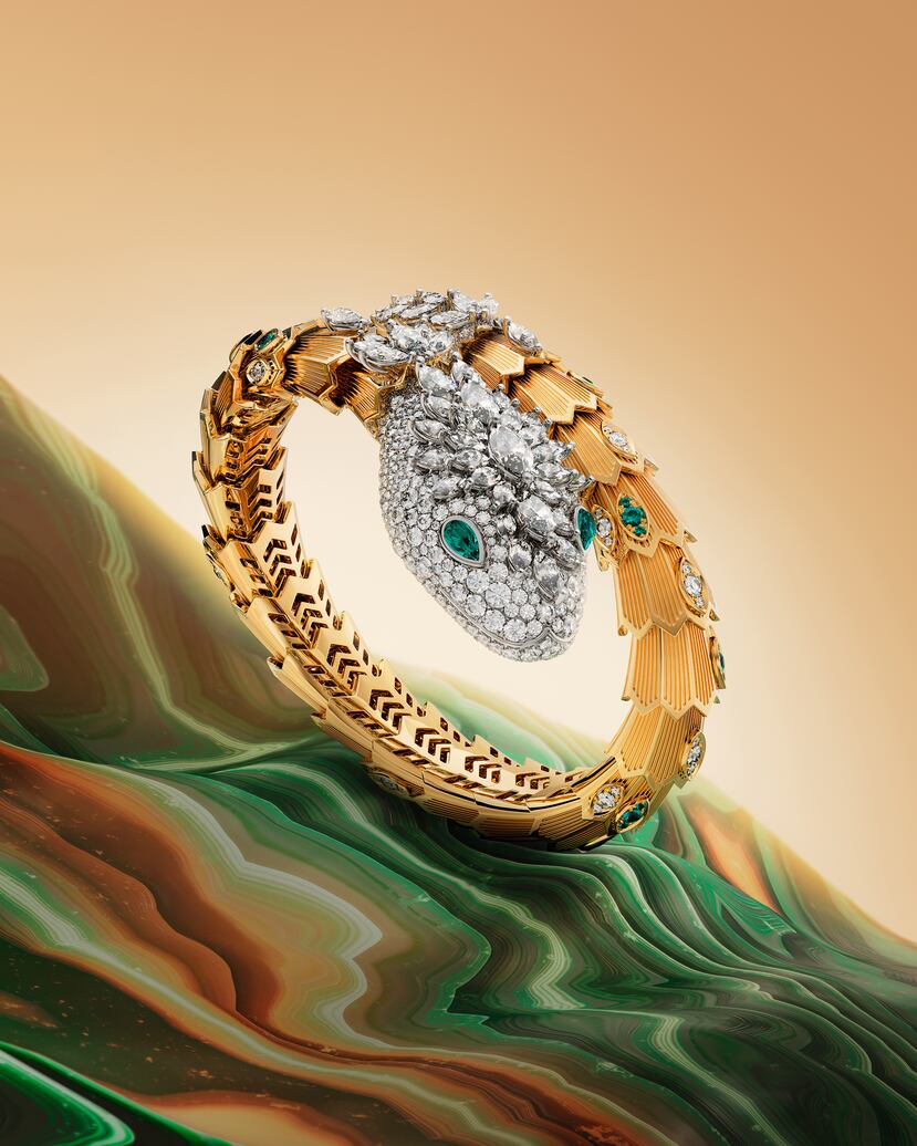 Brazalete Bulgari Master Serpenti Dragoni Special Edition con diamantes y esmeraldas en oro blanco y amarillo.